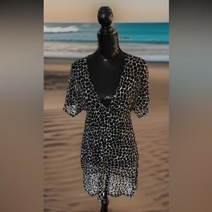 Jordan Taylor black & white giraffe pattern swimsuit cover-up size small